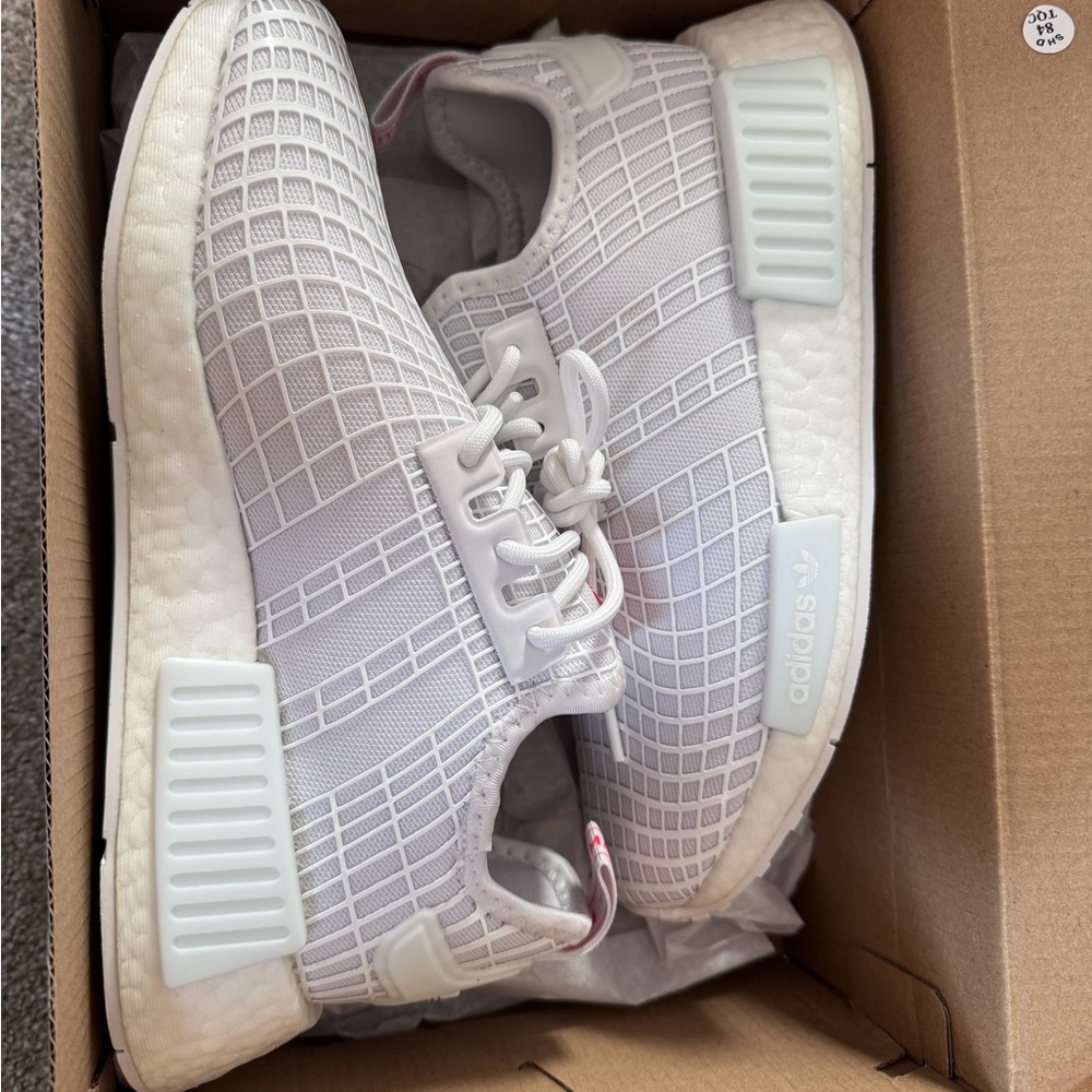 NWT White Adidas NMD _R1 MALE 4.5/ Woman’s 5